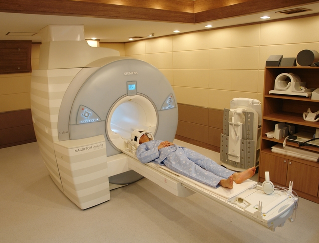 부산의 한 병원에서 자기공명영상장치(MRI) 촬영하는 모습. 부산일보DB