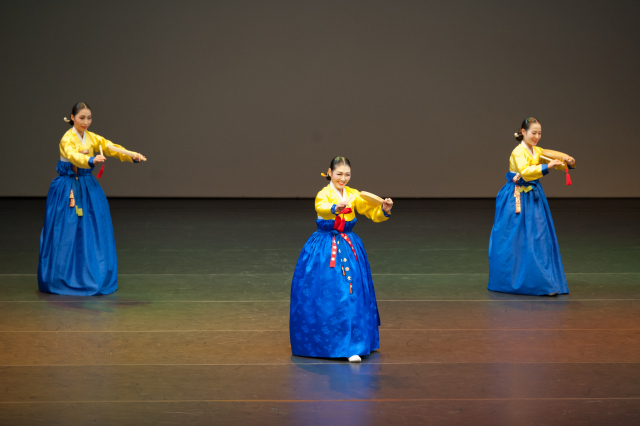 동래고무(위)와 진주교방굿거리춤. 윤여숙무용단·춤소리예술단 제공