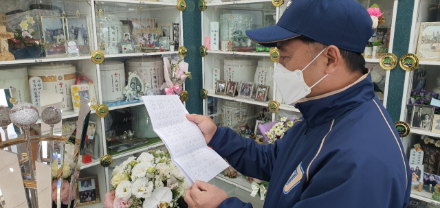 프로야구 NC 다이노스의 김택진 구단주가 26일 오후 한국 야구의 큰 별인 롯데 자이언츠 출신 고 최동원 선수가 영면중인 경기도 고양시 일산 청아공원을 찾아 고인에게 한국시리즈 우승트로피를 바치고 헌화했다. 최동원기념사업회 제공