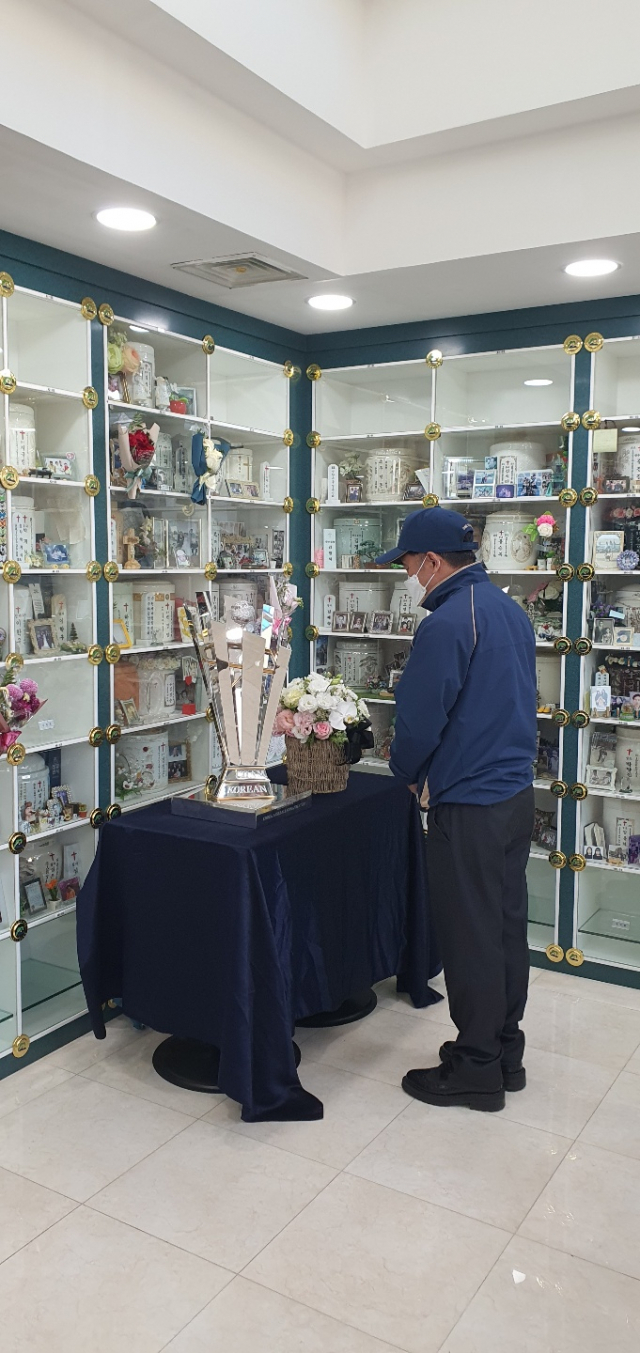 프로야구 NC 다이노스의 김택진 구단주가 26일 오후 한국 야구의 큰 별인 롯데 자이언츠 출신 고 최동원 선수가 영면중인 경기도 고양시 일산 청아공원을 찾아 고인에게 한국시리즈 우승트로피를 바치고 헌화했다. 최동원기념사업회 제공