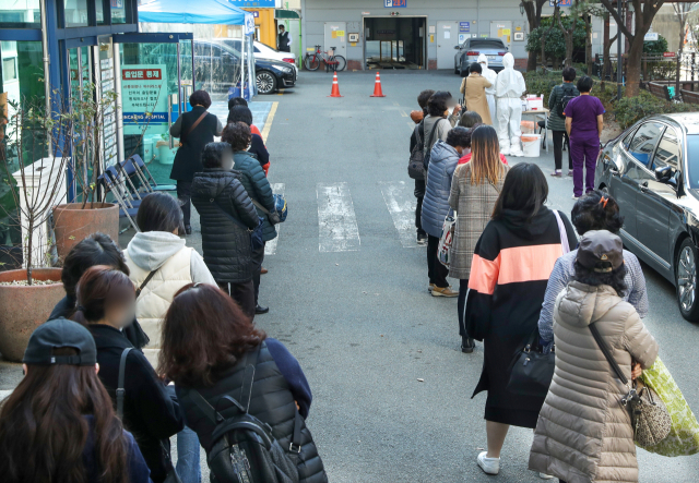 26일 부산에서 코로나19 신규 확진자가 22명 추가되면서 지역감염이 빠른 속도로 확산되고 있다. 직원 1명과 환자 3명이 확진된 부산 동구 인창요양병원에서 26일 오후 입원 환자와 직원에 대한 전수조사가 진행되고 있다. 정대현 기자 jhyun@