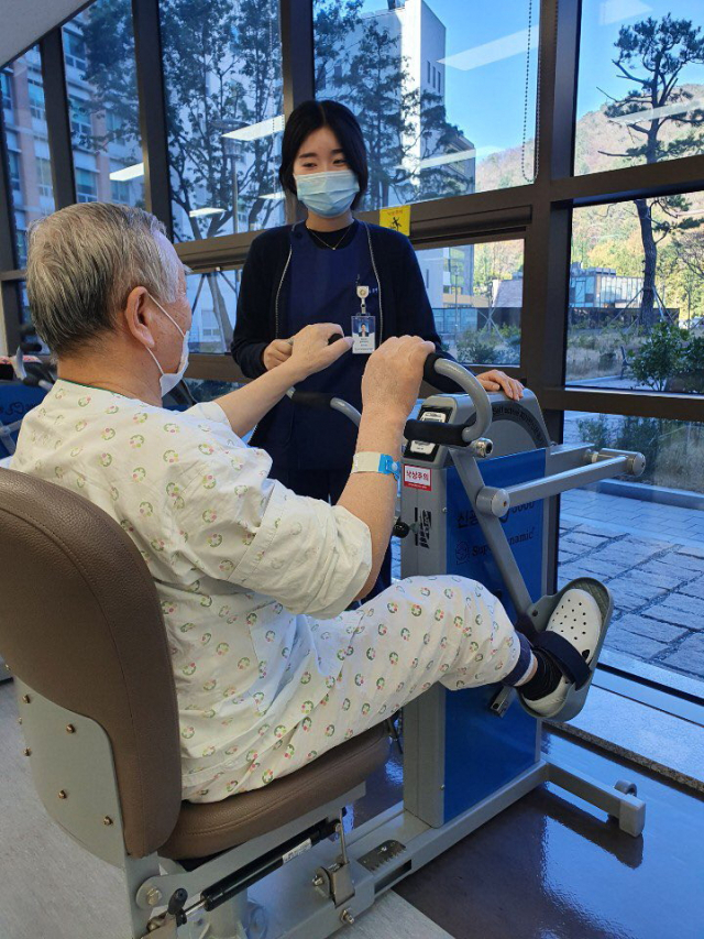 동아대 대신요양병원 의료진이 입원 환자의 재활치료를 돕고 있다. 동아대 대신요양병원 제공