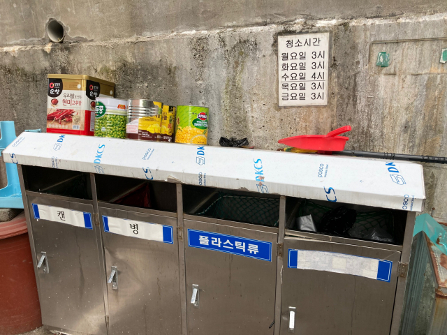 기후위기 파국을 막기 위해서는 올바른 쓰레기 분리수거를 해야만 한다. 연천중학교 내 쓰레기 분리수거장 모습.