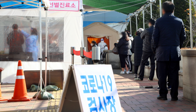 부산 사상구 모 교회에서 29명의 코로나19 확진자가 발생하는 등 1일 부산에서 신규 확진자가 47명 발생했다. 이날 오전 부산 사상구보건소에서 시민들이 코로나19 검사를 받기 위해 줄을 서 있다. 정종회 기자 jjh@