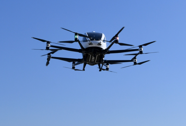 2인승 드론택시가 11월 11일 서울 여의도 한강시민공원에서 열린 도심항공교통 드론택시 비행실증 행사에서 이륙하고 있다. LX 제공