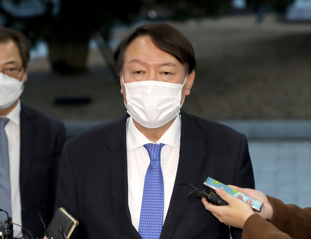 추미애 법무부 장관의 업무 정지 결정으로 출근하지 못했던 윤석열 검찰총장이 1일 오후 서울 서초구 서초동 대검찰청으로 출근하고 있다. 윤 총장은 지난달 24일 추미애 법무부 장관의 업무정지 명령으로 출근하지 못하다 서울행정법원의 집행정지 명령 효력 임시 중단 결정이 나오자마자 청사로 출근했다. 연합뉴스