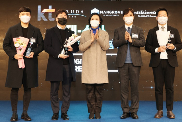 중소벤처기업부는 1일 서울 세종문화회관에서 ‘대-스타 해결사 플랫폼’ 1탄 시상식을 개최하고 7개 과제를 해결한 스타트업 18개사에 대해 시상과 우수사례를 소개했다. 사진은 박영선 중기부 장관(가운데)고 수상자들. 중기부 제공