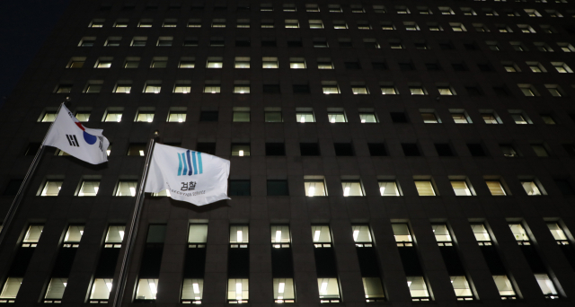 1일 윤석열 검찰총장이 출근한 서초동 청사에 불이 켜져 있다. 추미애 법무부 장관의 직무 배제 결정으로 출근하지 못했던 윤 총장은 이날 오후 법원의 직무 배제 명령 효력 임시 중단 결정이 나오자마자 청사로 출근했다. 연합뉴스