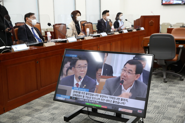 1일 오전 국회에서 열린 더불어민주당 동남권신공항 추진단 화상 연석회의에서 참석자들이 지난 2016년 국토교통위원회 전체회의에서 당시 새누리당 주호영 의원이 강호인 전 국토교통부장관에게 가덕도신공항과 관련해 질문하는 영상을 보고 있다. 연합뉴스