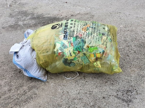 쓰레기를 담았을 때 봉투 기준선을 넘겨 과도하게 쓰레기를 담아 내놓는 사례 등 이 기준이 잘 지켜지지 않는 실정이다. 합천군 제공
