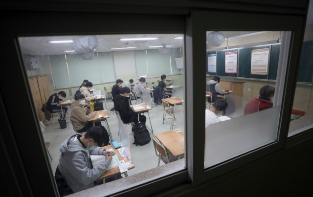 2021학년도 대학수학능력시험일인 3일 오전 경남 창원시 마산합포구 마산고등학교 제 3시험실에서 수험생이 자율학습을 하고 있다. 연합뉴스