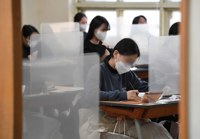 2021학년도 대학수학능력시험일인 3일 오전 부산 동구 수정동 경남여자고등학교에 마련된 시험장에서 수험생들이 시험 시작을 기다리고 있다. 정대현 기자 jhyun@