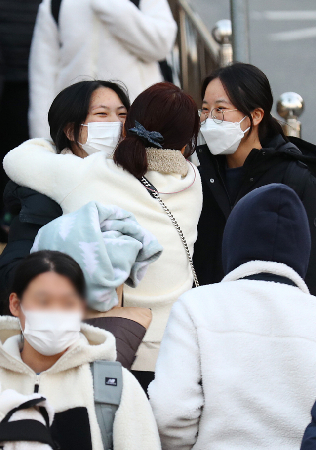 2021학년도 대학수학능력시험일인 3일 오후 부산 부산진구 양정동 부산진여고에서 마중 나온 학부모가 시험을 마치고 나온 자녀를 안아 주며 격려하고 있다. 정종회 기자 jjh@