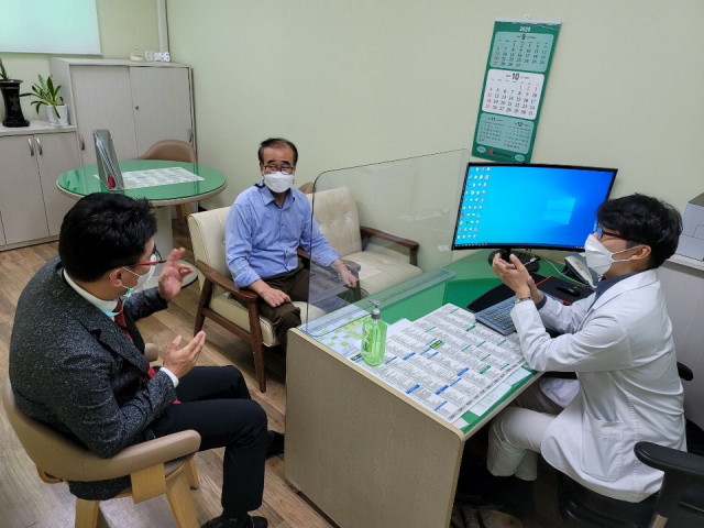 가나병원 서민효(오른쪽) 진료과장이 내담자와 면담하고 있다. 가나병원 제공