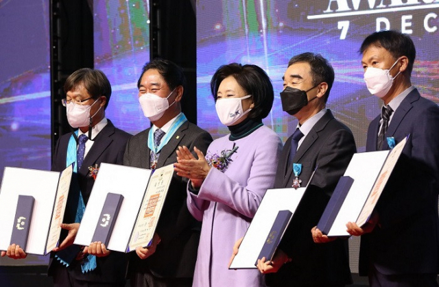 박영선(가운데) 중소벤처기업부 장관과 중소기업 융합촉진 유공자 수여식 포상자들이 기념촬영을 하고 있다. 중기부 제공