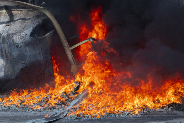 경남 양산의 한 도로 쓰레기 더미에 난 불을 진압하던 중 신원 미상의 시신이 발견돼 경찰이 수사에 나섰다. 부산일보DB