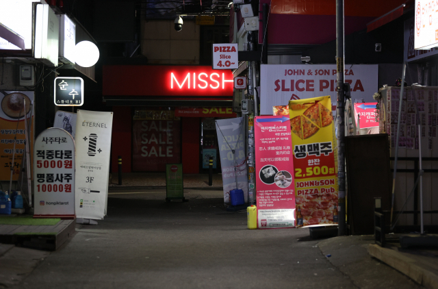 코로나 19 확산으로 수도권 사회적 거리두기 2.5단계 격상을 하루 앞둔 7일 오후 서울 마포구 홍대 앞 거리가 텅 비어있다. 연합뉴스