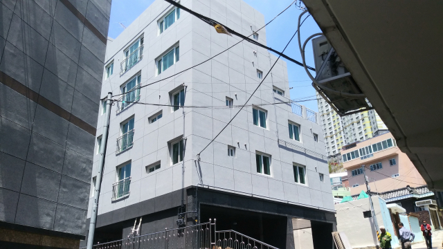 부산시 동구 좌천동 노후 단독주택 소유자 2명(2개 필지)이 주민합의체를 구성해 기존 주택을 철거하고 새로운 다세대주택(9호)을 건립했다. 한국감정원 제공