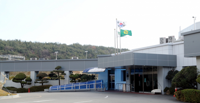 골프장에서 캐디로 근무하는 직원 1명이 코로나19 확진 판정을 받은 부산 금정구 부산컨트리클럽이 잠정 휴장에 들어가 8일 오전 한산한 모습을 보이고 있다. 강원태 기자 wkang@
