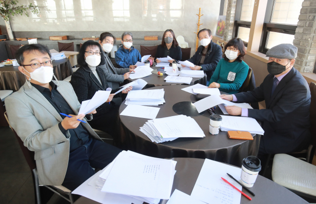 지난 9일 진행한 2021년 <부산일보> 신춘문예 심사. 왼쪽부터 김남석(희곡·시나리오) 박선미(동시) 안미란(동화) 전동균(시) 김경연(단편소설 예심) 박태일(시) 정영선(단편소설 예심) 이우걸(시조) 심사위원. 김경현 기자 view@