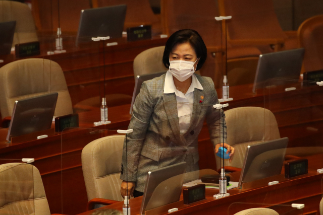 본회의 참석하는 추미애 (서울=연합뉴스) 진성철 기자 = 추미애 법무부 장관이 8일 오후 국회에서 열린 제382회 국회 정기회에 참석하고 있다. 2020.12.9 zjin@yna.co.kr (끝)