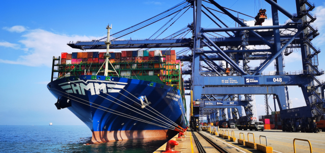 2만 4000TEU급 초대형 컨테이너선인 HMM 소속 상트페테르부르크호가 남중국 옌톈항에서 만선으로 출항 준비를 하고 있다. 해수부 제공