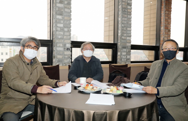 지난 10일 진행한 2021년 <부산일보> 신춘문예 심사. 왼쪽부터 김경복(평론) 구모룡(단편소설 본심) 정찬(단편소설 본심) 심사위원. 강원태 기자 wkang@