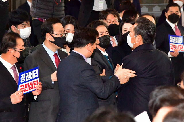 더불어민주당 정청래 의원이 10일 오후 국회 로텐더홀에서 공수처법 반대 시위를 하던 국민의힘 주호영 원내대표와 말다툼을 하고 있다. 연합뉴스