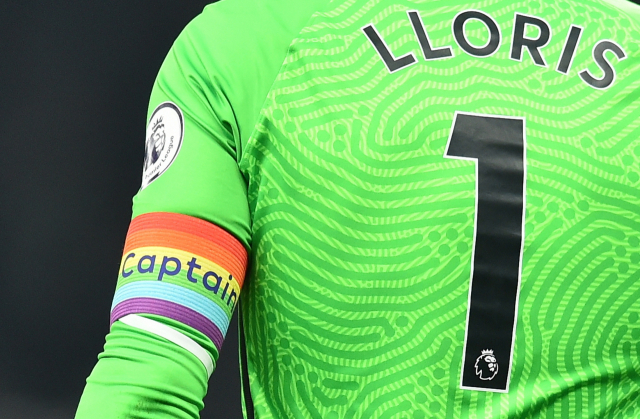 무지개색 주장 완장 찬 토트넘 요리스 골키퍼. EPA연합뉴스