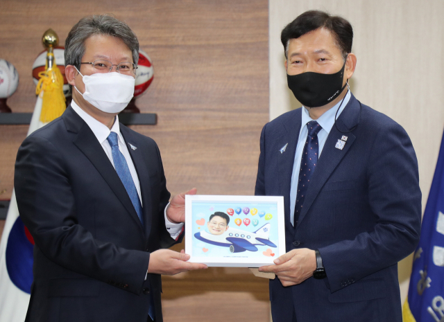 10일 오전 부산시청에서 명예시민으로 위촉된 송영길(오른쪽) 국회의원. 강선배 기자 ksun@