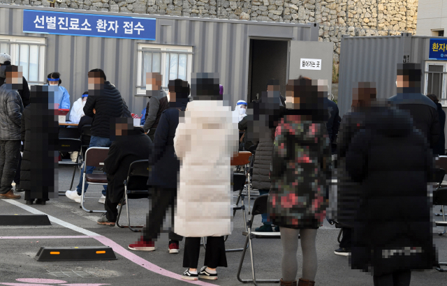 강릉문화원 기타 강좌 강사와 수강생들이 무더기로 코로나19 확진 판정을 받은 것과 관련해 10일 강릉시보건소 선별진료소를 찾은 시민들이 검사를 받기 위해 대기하고 있다. 연합뉴스