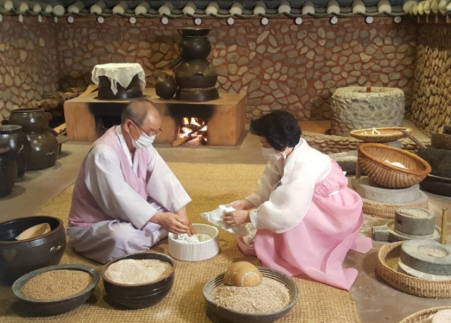 안동소주 식품명인 김연박 명인(왼쪽)이 누룩디디기(틀 성형) 작업을 하고 있다. 농식품부 제공