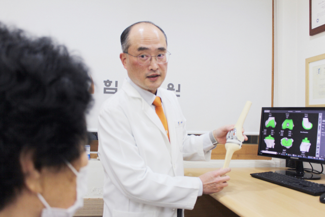 퇴행성 무릎 관절염 환자와 상담을 하고 있는 이춘기 병원장. 부산힘찬병원 제공