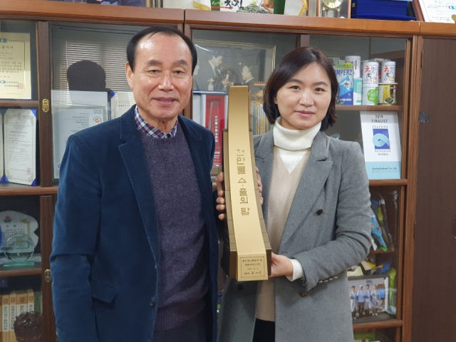 세화씨푸드 배기일 회장(왼쪽)과 배성아 이사가 14일 부산 금정구 본사에서 '1000만 불 수출의 탑'을 수상했다. 장병진 기자