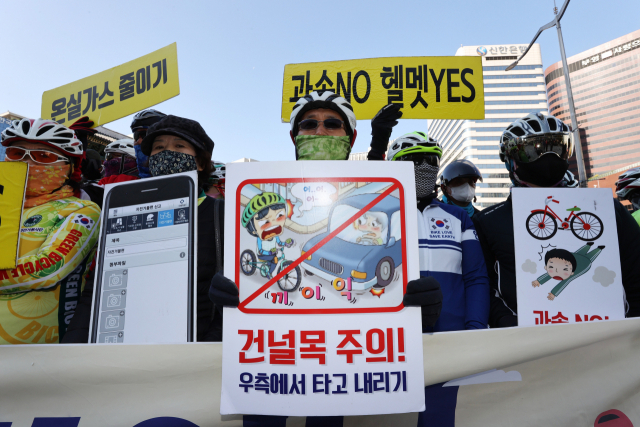 녹색자전거봉사단연합, 자전거21 등 시민단체 회원들이 지난 11월 9일 서울 중구 남대문시장 인근에서 '전동킥보드 자전거도로 통행허용 관련 시민안전대책 촉구 기자회견'을 하고 있다. 연합뉴스