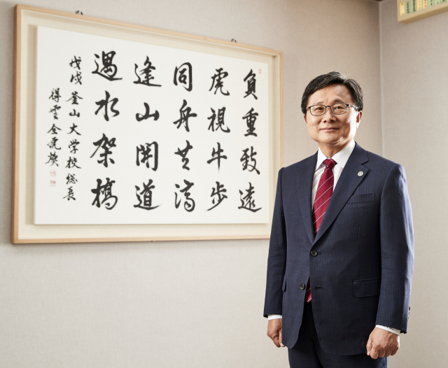 전호환 (사)동남권발전협의회 상임위원장이 자신의 경영 철학을 담은 작품 앞에 서 있다.