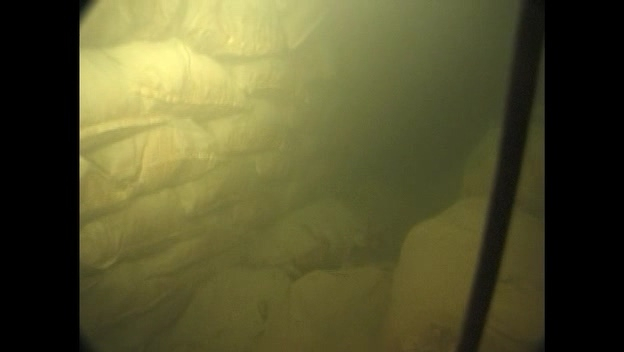 2002년 실제 문현동 땅굴에서 찍은 내부 모습. 왼쪽에 의문의 포댓자루가 무더기로 쌓여 있다. 백 씨 제공