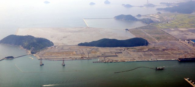 부산항 신항 서컨테이너부두의 운영사 공모가 6개월 연기됐다. 부산일보DB