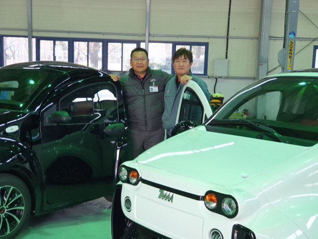 우수AMS 김선우(오른쪽) 대표와 우수티엠엠 노종상 대표가 17일 울산공장에서 초소형 전기차를 소개하고 있다.