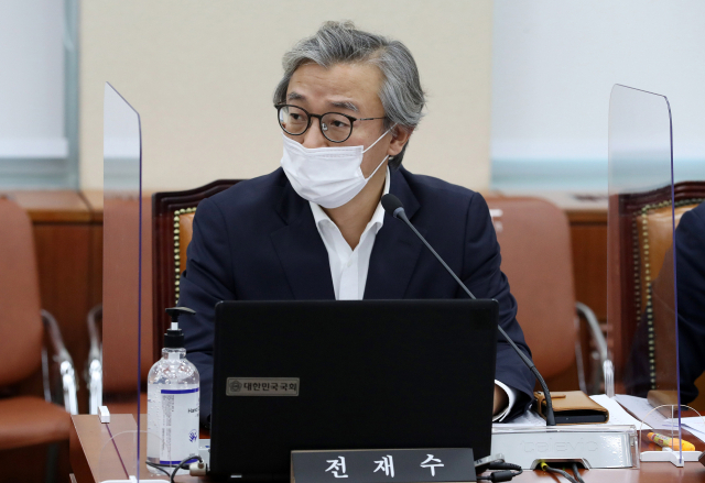 더불어민주당 전재수 의원이 올해 10월 15일 서울 여의도 국회에서 열린 정무위원회 국정감사에서 질의하고 있다. 연합뉴스