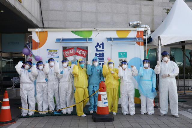 코로나19 방역 최전선에 있는 부산의료원 의료진들이 지난 10월 4일 ‘천사데이’를 맞아 파이팅을 외치고 있다. 부산의료원 제공