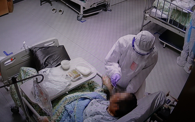 코로나19 방역 최전선에 있는 부산의료원 의료진들이 지난 10월 4일 ‘천사데이’를 맞아 파이팅을 외치고 있다. 고령의 환자에게 식사를 제공하는 의료진. 부산의료원 제공