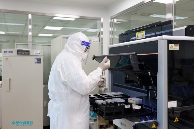 코로나19 방역 최전선에 있는 부산의료원 의료진들이 지난 10월 4일 ‘천사데이’를 맞아 파이팅을 외치고 있다. 분자진단검사실 모습. 부산의료원 제공