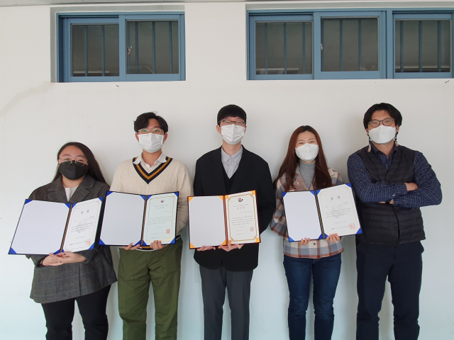 동아대 대학원 기업재난관리학과 임난영(23), 김정훈(28), 이영웅(29), 김예슬(23) 씨(왼쪽부터). 맨 오른쪽은 이동규(44) 지도교수.