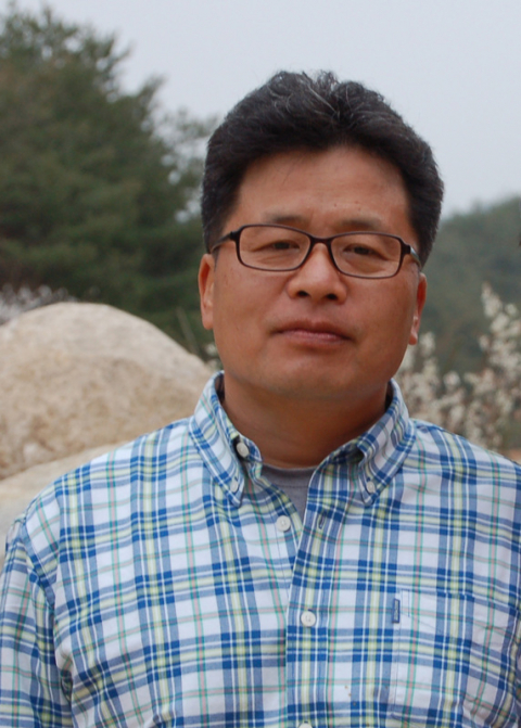 동길산 시인. 부산일보DB