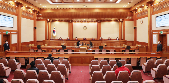 유남석 헌법재판소장을 비롯한 헌법재판관들이 23일 오후 서울 종로구 헌법재판소에서 열린 특정 문화예술인 지원사업 배제행위 등 위헌확인 선고에서 자리에 앉아있다. 연합뉴스
