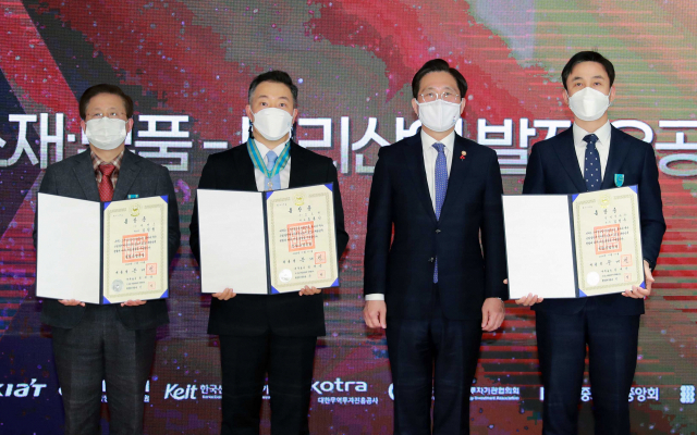 성윤모 산업통상자원부 장관(왼쪽 세 번째)이 23일 오후 서울 여의도 중기중앙회에서 열린 '제10회 첨단소재부품뿌리산업기술대전 개막 및 밀크런 협약식'에서 기업 관계자들에게 정부표창을 수여한 후 기념 촬영을 하고 있다. 산업부 제공