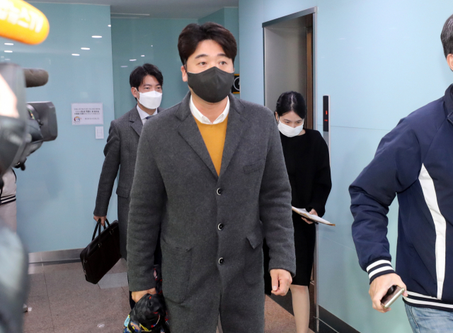 KBO에 '키움 구단과 관계자에 관한 품위손상징계요구서'를 제출한 키움히어로즈 이택근 선수가 22일 서울 강남구 도곡동 한국야구위원회에서 열린 상벌위원회에 참석하고 있다. 연합뉴스