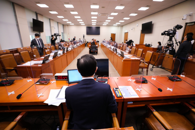 변창흠 국토교통부 장관 후보자가 23일 오후 국회 국토교통위원회에서 열린 인사청문회에서 청문회 시작을 기다리고 있다. 연합뉴스