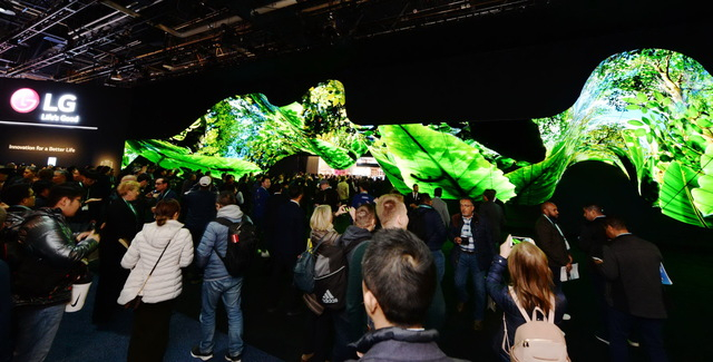 올해 1월 미국 라스베이거스에서 열린 ‘CES 2020’ 개막일 LG전자 전시관. 내년 CES는 코로나19로 인해 전체 프로그램이 온라인 비대면 방식으로 열린다. 부산일보DB